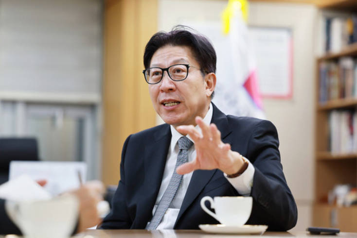 [신년 인터뷰] 박형준 시장 “지금이 부산 도약 골든타임…계엄 사과는 보수 재건 최소 조건”