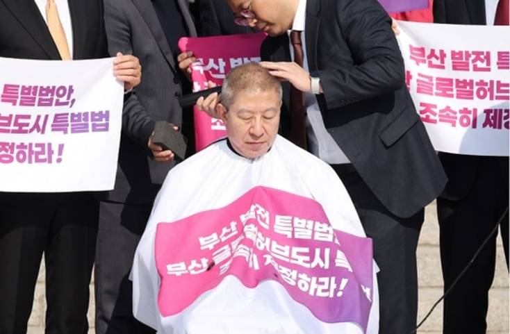 박형준 부산시장, 국회 앞 삭발…“부산만 왜 안 되나”